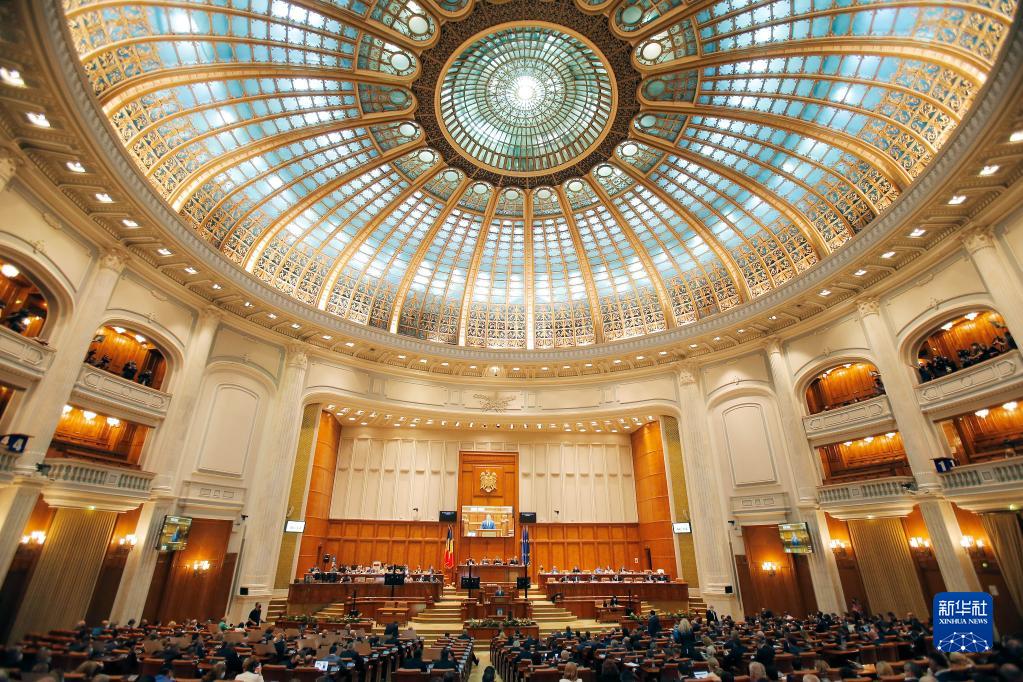 在罗马尼亚首都布加勒斯特,罗马尼亚议会就对政府的不信任案举行会议