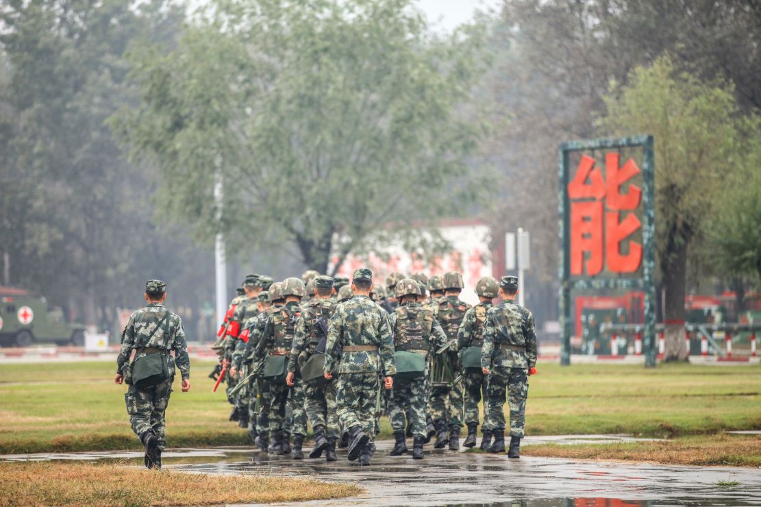 雨天砺精兵,打靶归来.周静 摄