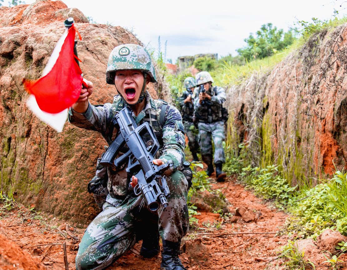 官兵在实战化训练中锤炼作战能力