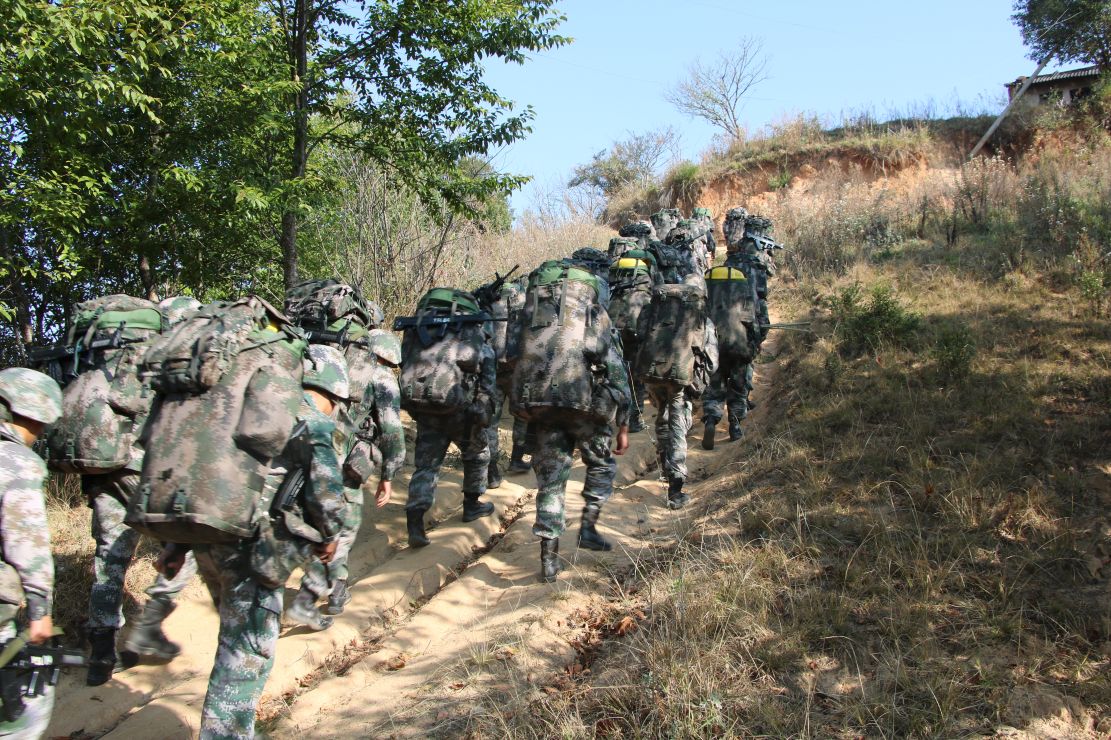 官兵正在进行野营大拉练