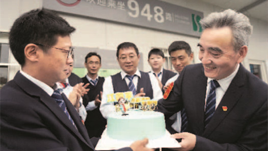 【爱在城市】948路驾驶员江国平退休了 三套工作服记录三十年情怀