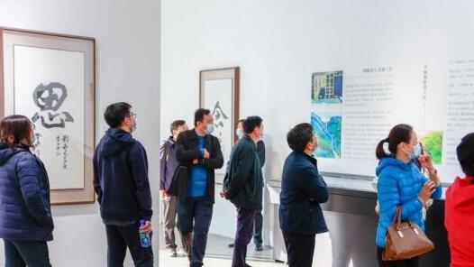 �������黭չ�ھ���Ļ ������м���ݺ�����