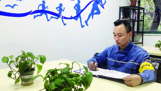 【爱在城市】飞舞的钢花，见证李金宝的幸福