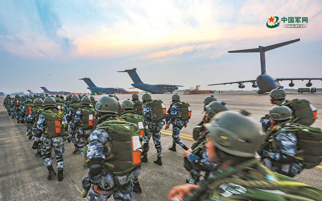 张代辉 何三元 王 彬 摄影报道——空降兵某旅开展空降夺控要点束兵