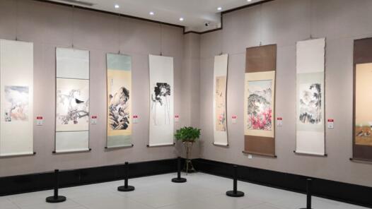 ����Է��Ӣ��������Ʒչ��Ļ