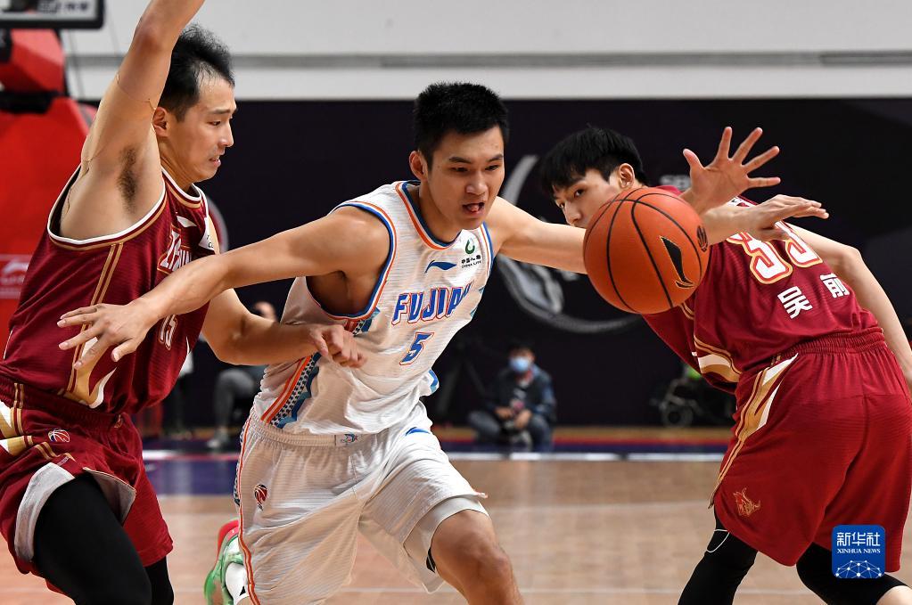 10月28日,福建浔兴股份队球员李江淮(中)在比赛中拼抢.