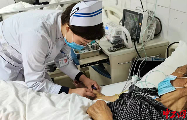 最美劳动者胡达云平凡护理人最美逆行者