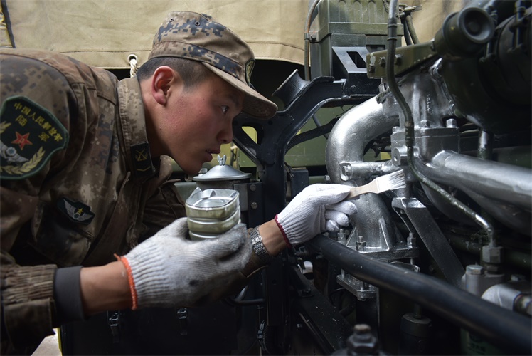 第78集团军某合成旅深入开展秋季换季保养工作