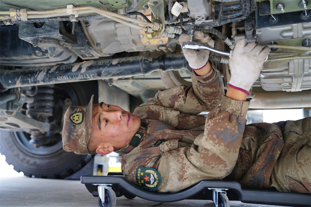 第78集团军某合成旅深入开展秋季换季保养工作