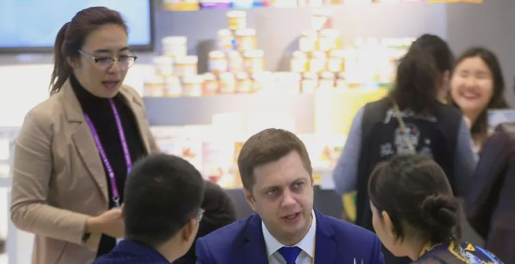 �򿨽����᣺����չ�������¸�