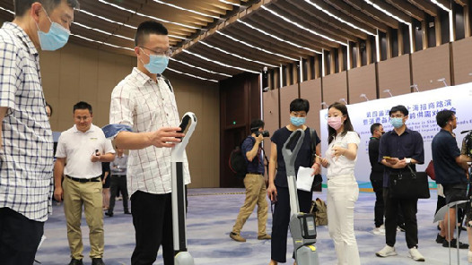 ����Ʒչ���ɽ����ᡰ�򿨡���