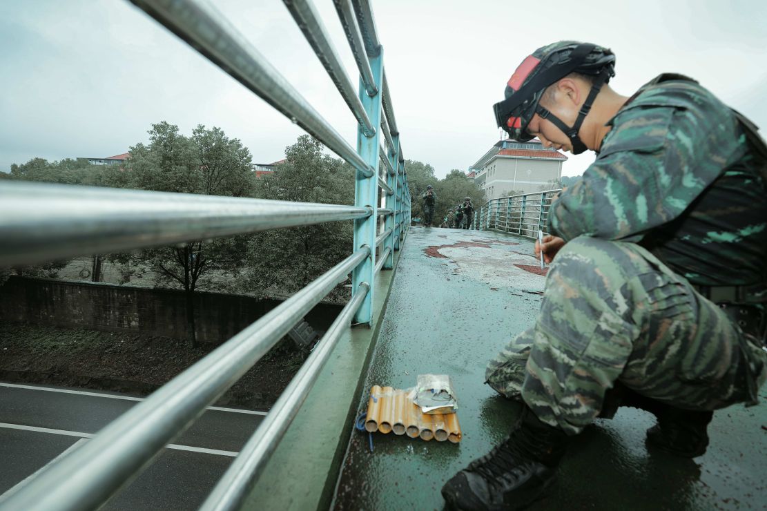 排爆手排除“爆炸物”，为其它队员开辟安全通道