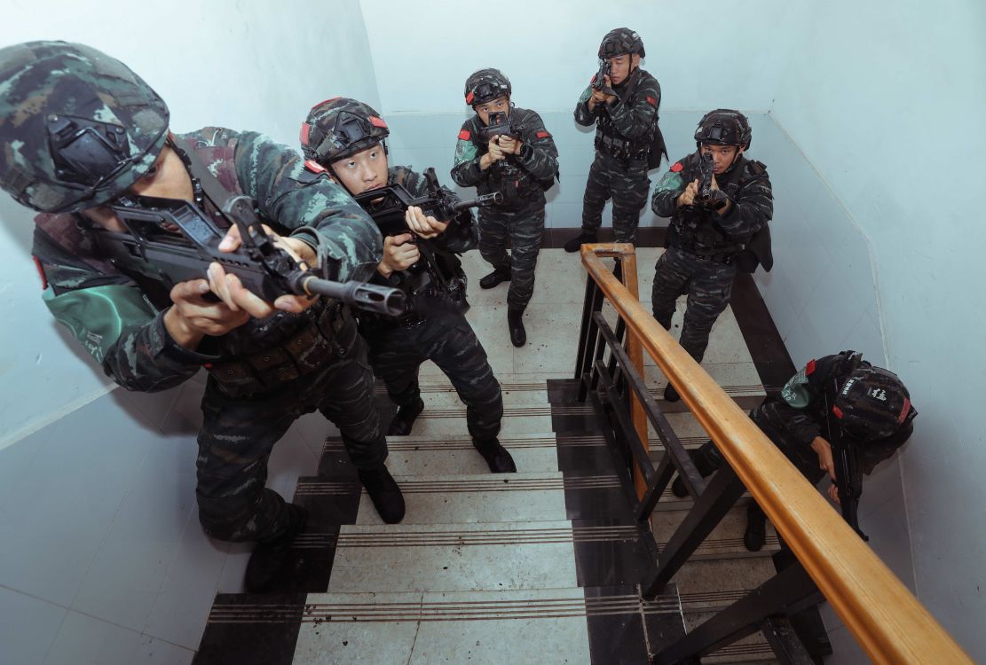 突击三组搜索至楼内，准备里应外合打击“暴恐分子”