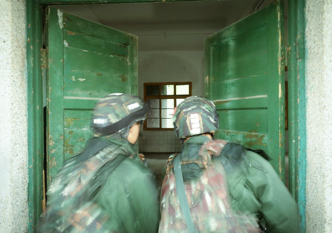 快速突入房间射击