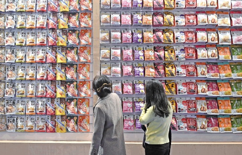 ����ɫ���š�Խ��Խ��