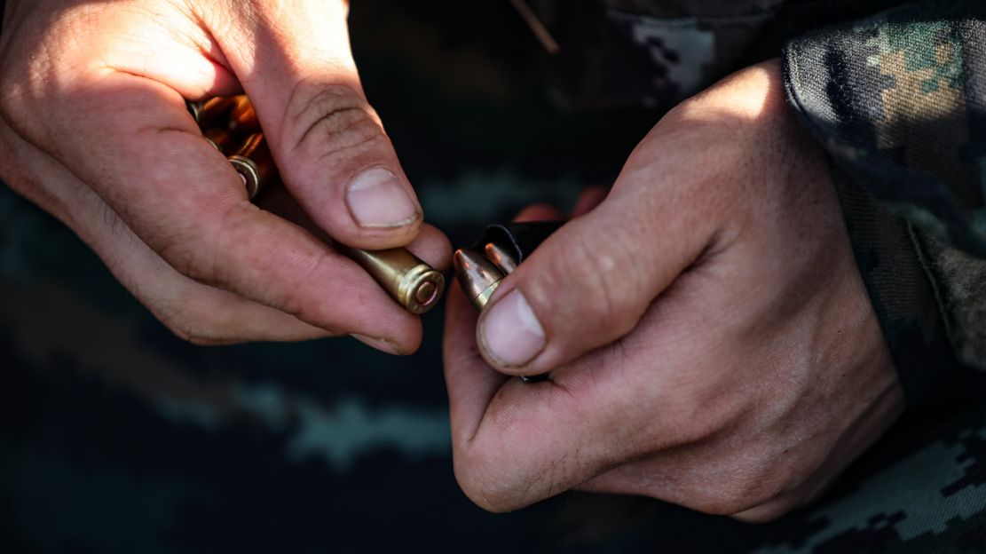 火力全开深山密林上演枪王对决