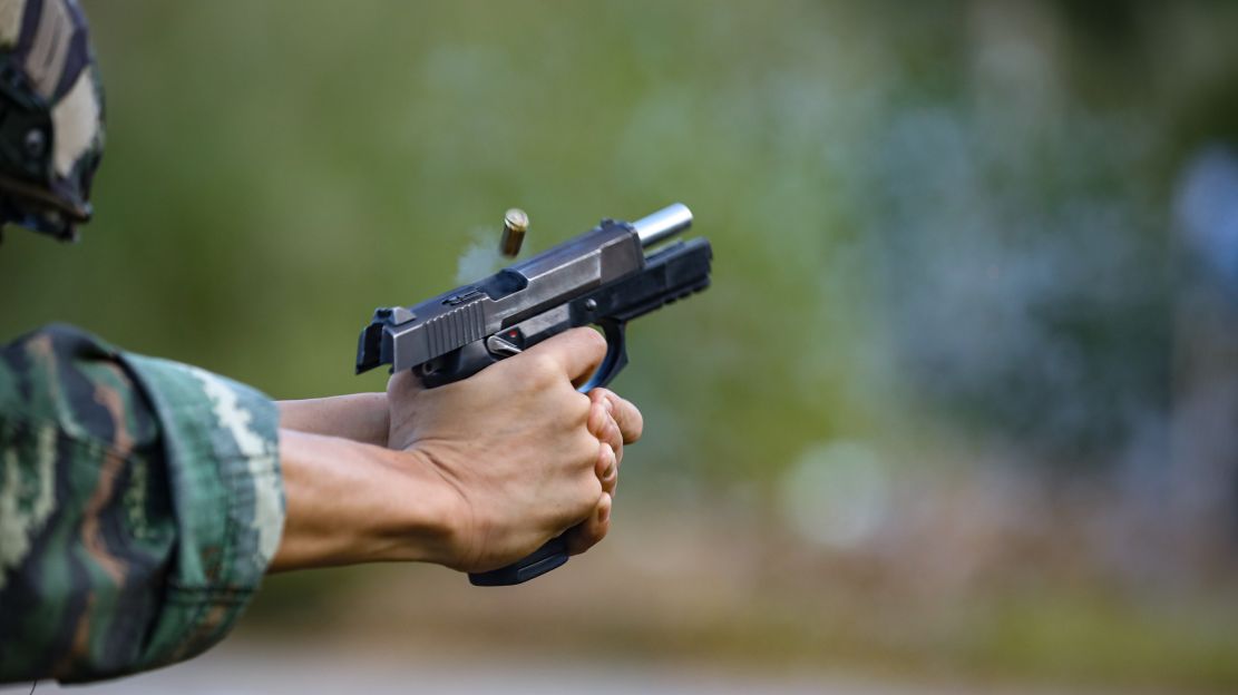 手枪射击瞬间.