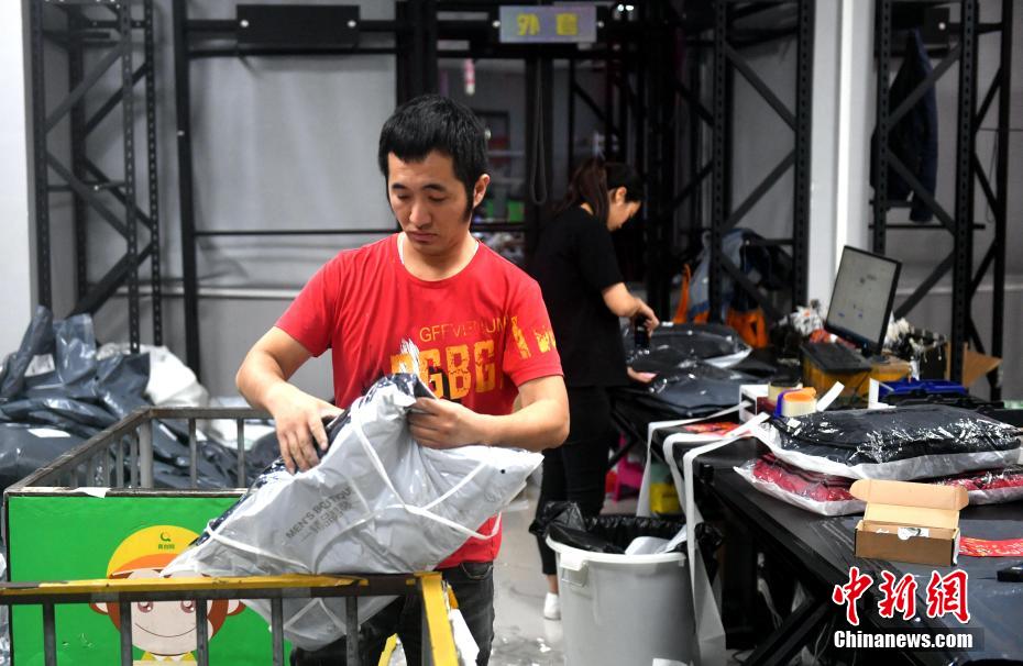 图为商家正在打包货物. 吕明 摄