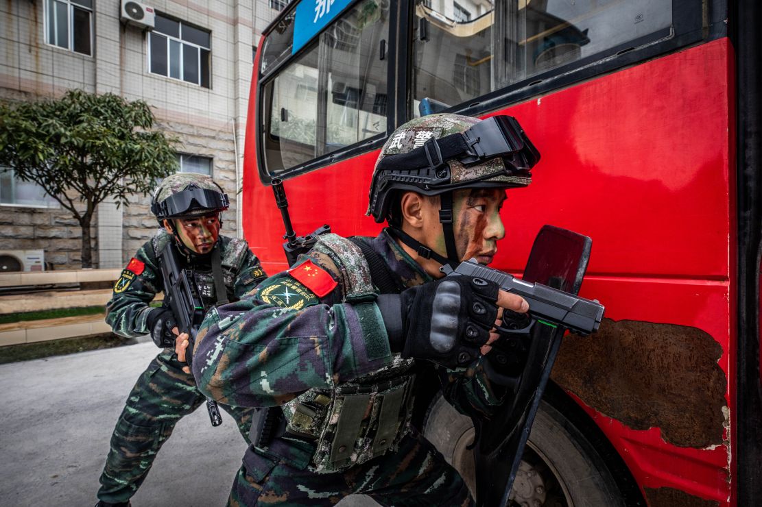 广西百色武警特战队员开展公交车反劫持演练