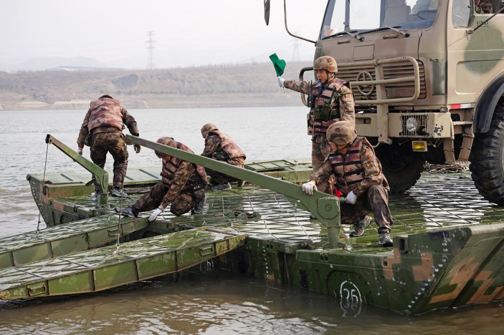 天山脚下,刺骨冰湖检验舟桥兵应急保障能力