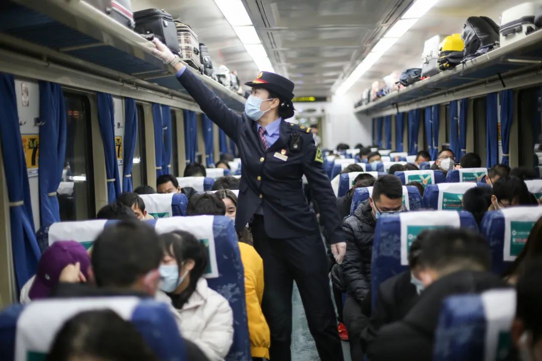 这趟车夜间行车时间较长,乘务员贴心地在每节卧铺车厢配备软底布鞋.