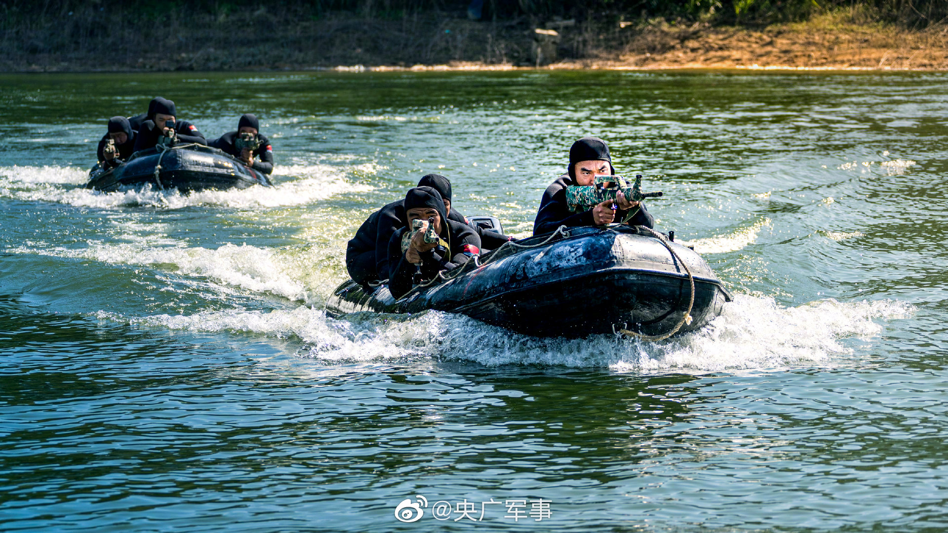 直击海军陆战队某部破袭战斗演练