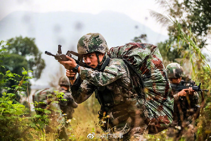 东部战区陆军某旅开展跨昼夜演练