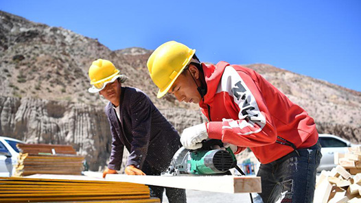 【推进产业工人队伍建设改革进行时】 新疆工会：竞赛瞄准技术难题 工匠与专家结对