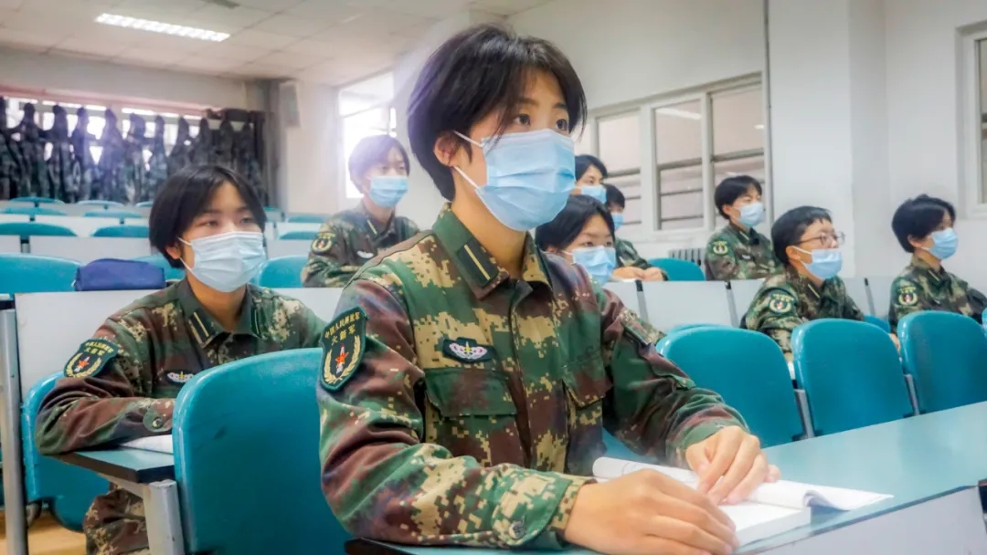 靓军校女学员的短发迷彩青春