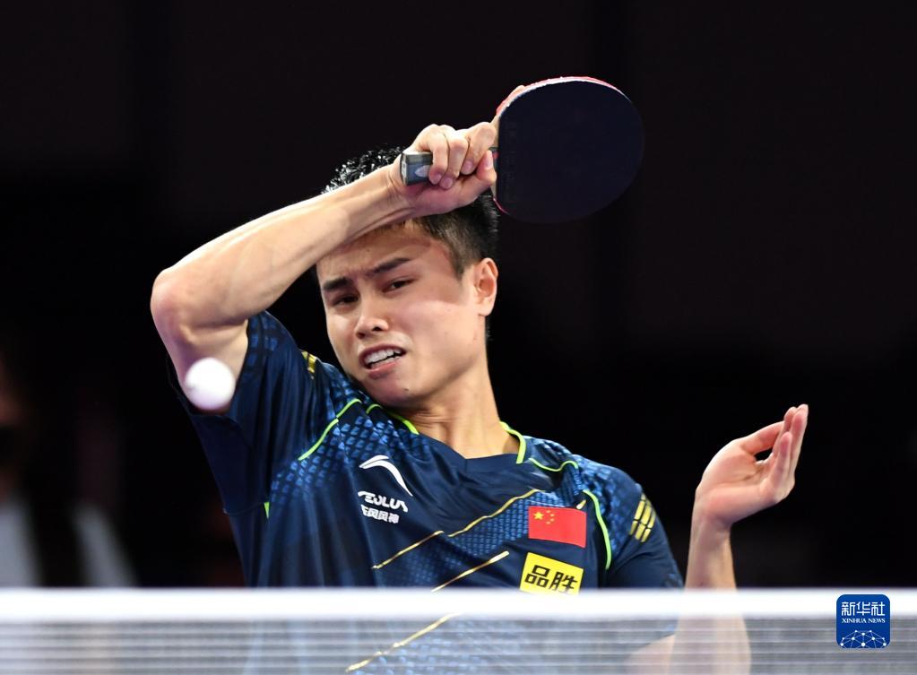 11月23日,中国选手周启豪在男子单打首轮比赛中.