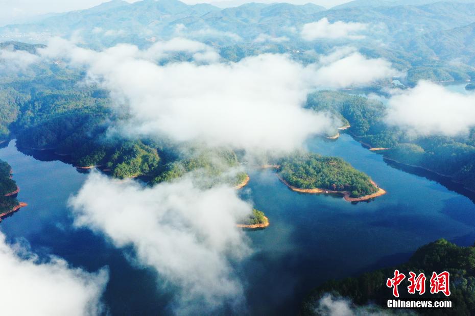 航拍江西会昌石壁坑水库初冬薄雾弥漫