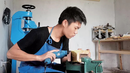 【爱在城市】赵浩鑫：喜欢唱戏制靴的“00后”