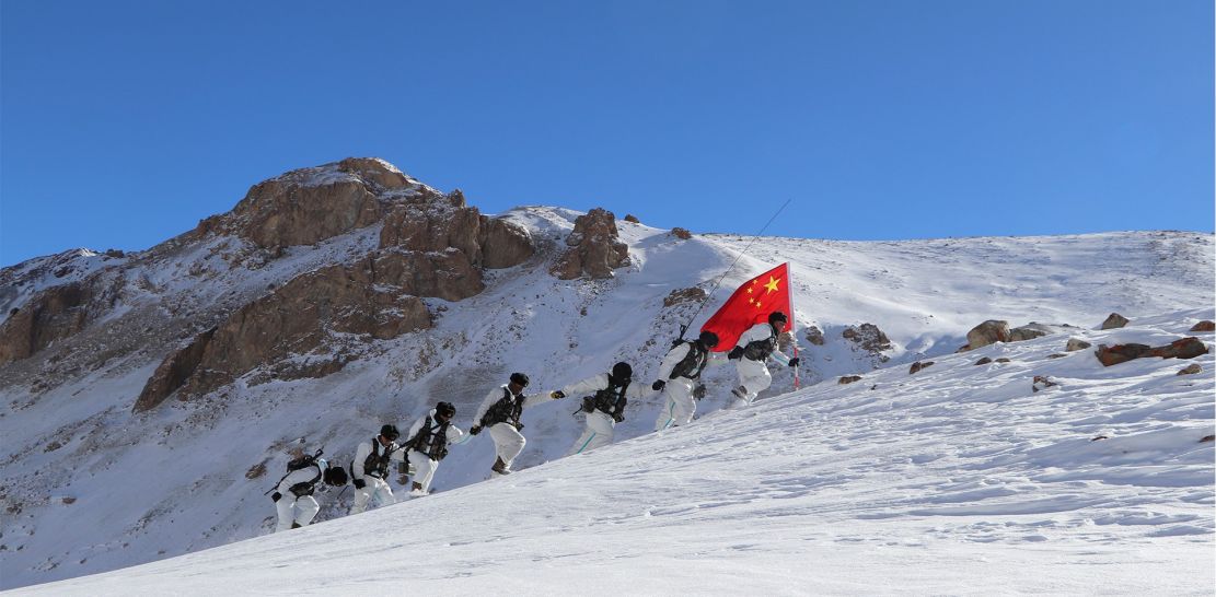 红其拉甫边防连官兵迎着风雪攀登雪山