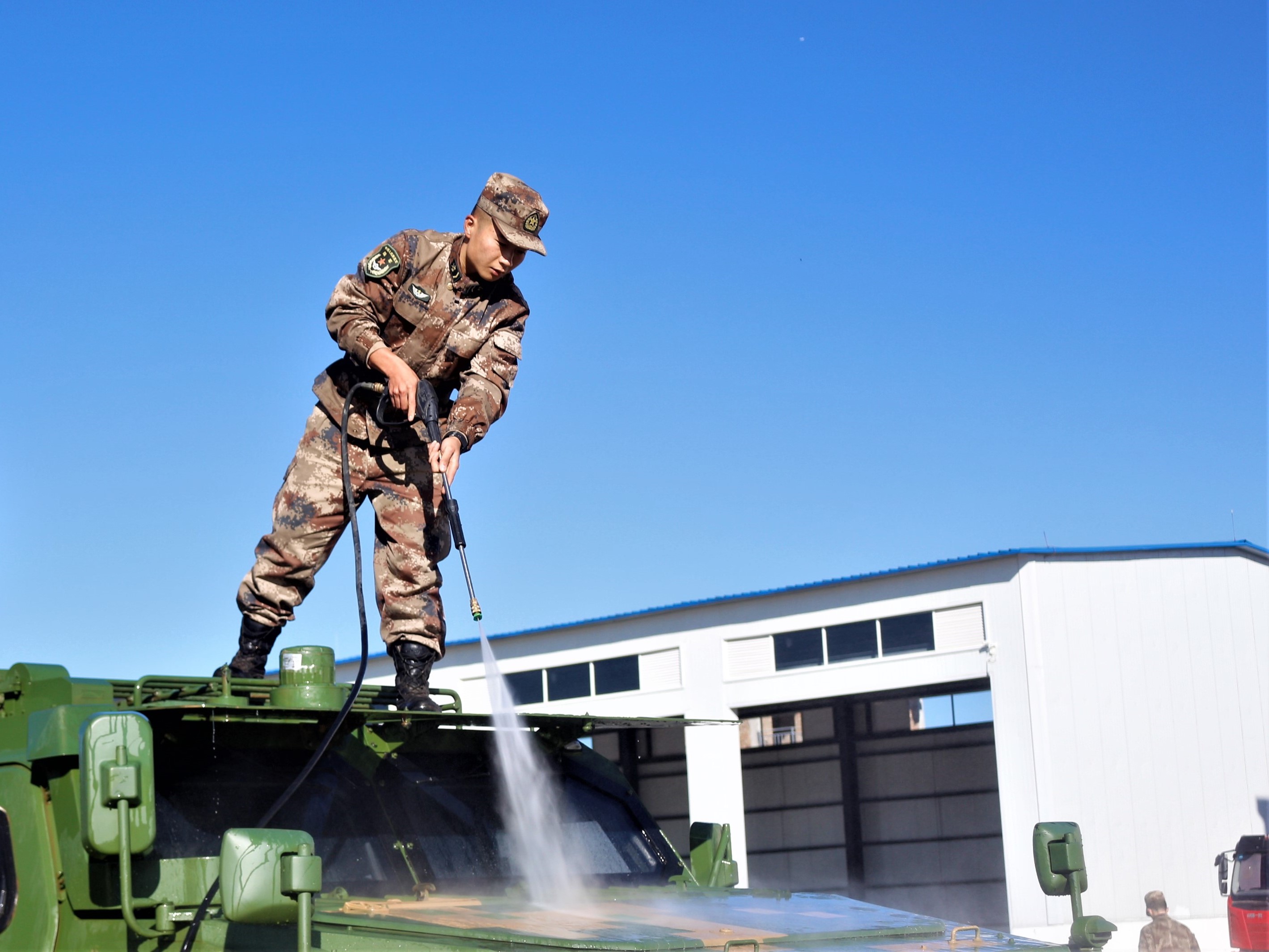 看过来兵哥哥带你体验沉浸式装备保养