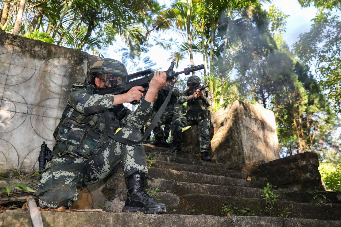 广西防城港武警初冬练兵忙淬炼正当时