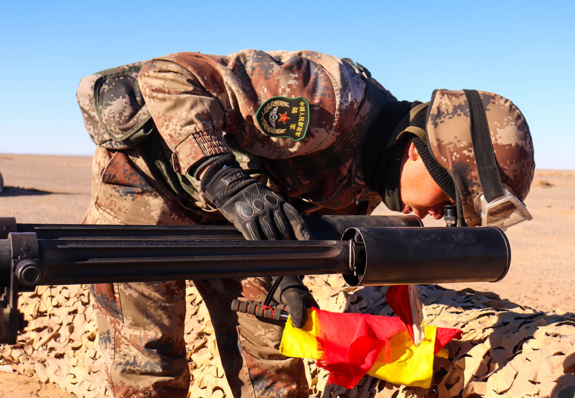 要在简短的时间内完成弹药装填,修正瞄准点和射击参数,在对"敌"