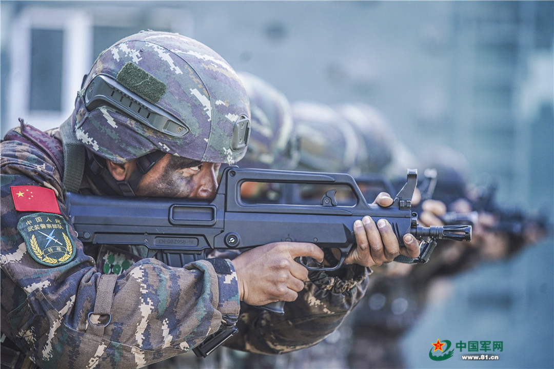 特战队员据枪瞄准.特战队员动态射击.