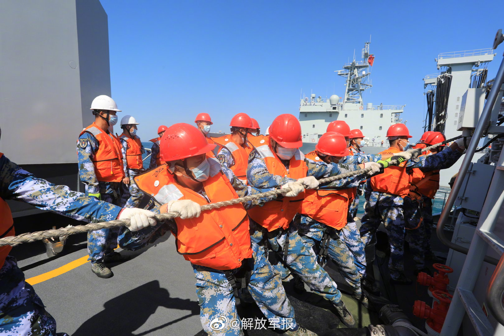 海军某护卫舰支队海上补给训练