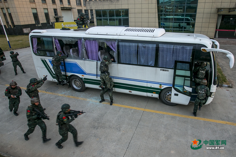 武警特战队员开展交通工具反劫持演练