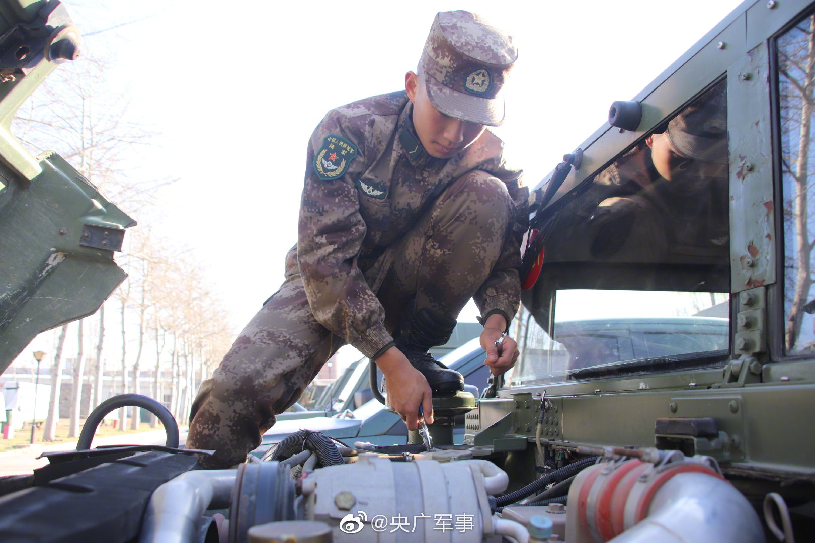 近日,陆军第80集团军模范红军旅开展武器装备换季保养,点验及普查活动