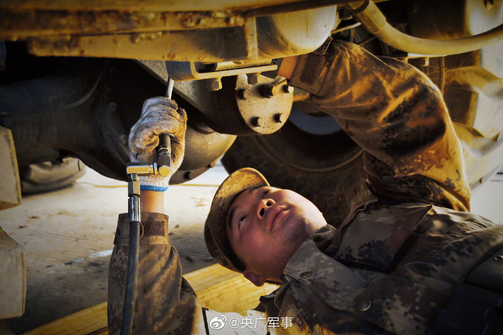 换季保养第80集团军给武器装备做spa