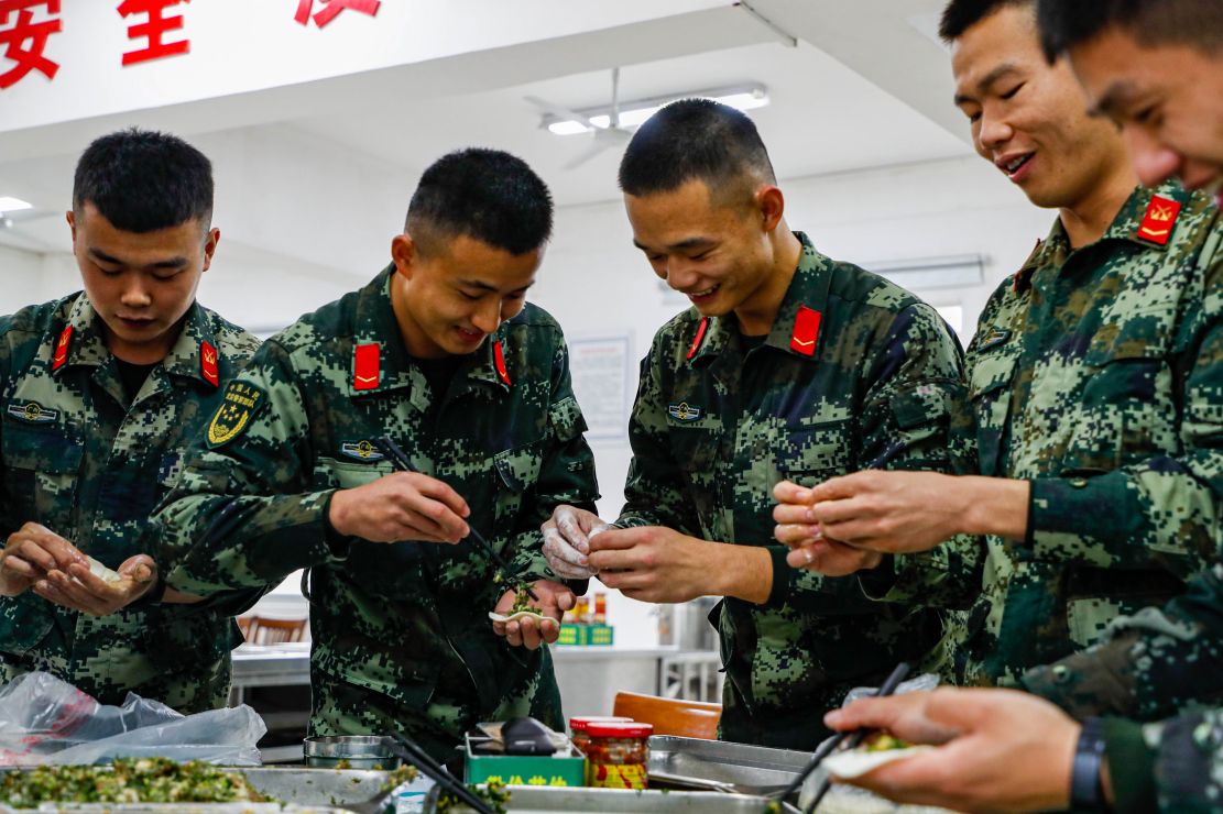 武警崇左支队冬至把温暖包进饺子里