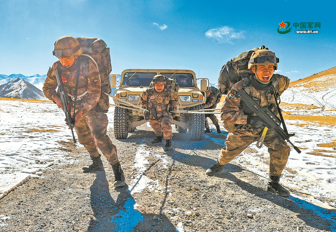 西藏阿里高原官兵开展冬季强化训练负重25公斤重挑战极限