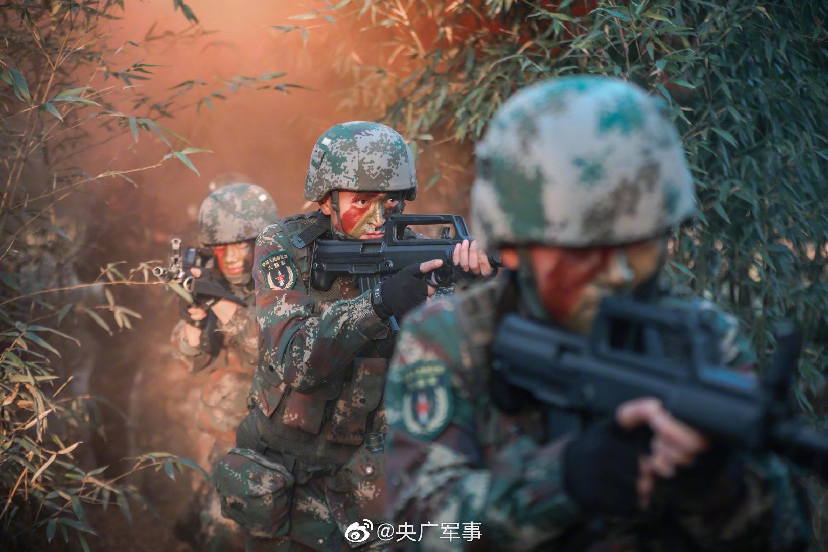 酷炫火箭军某部开展战术训练