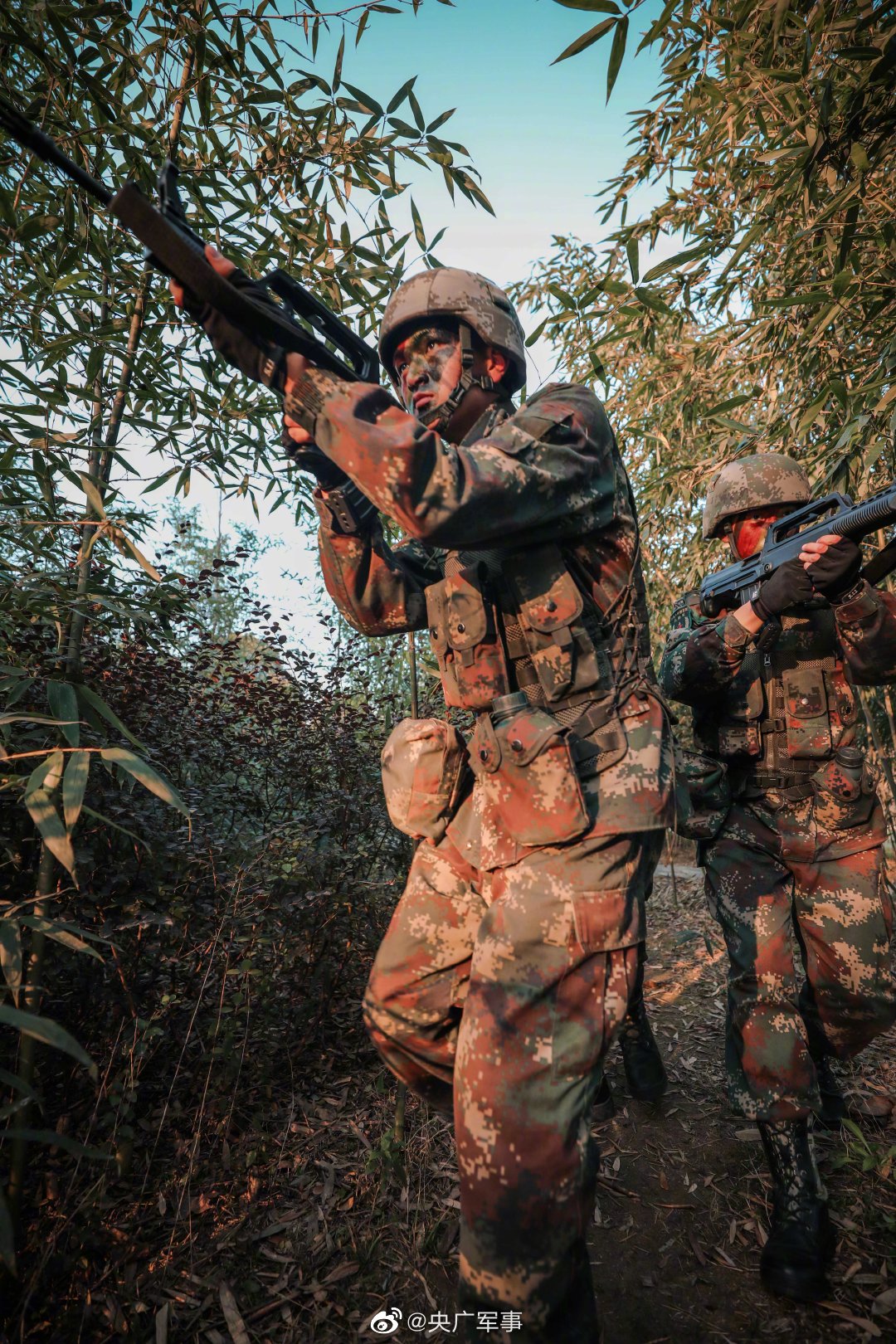 酷炫火箭军某部开展战术训练