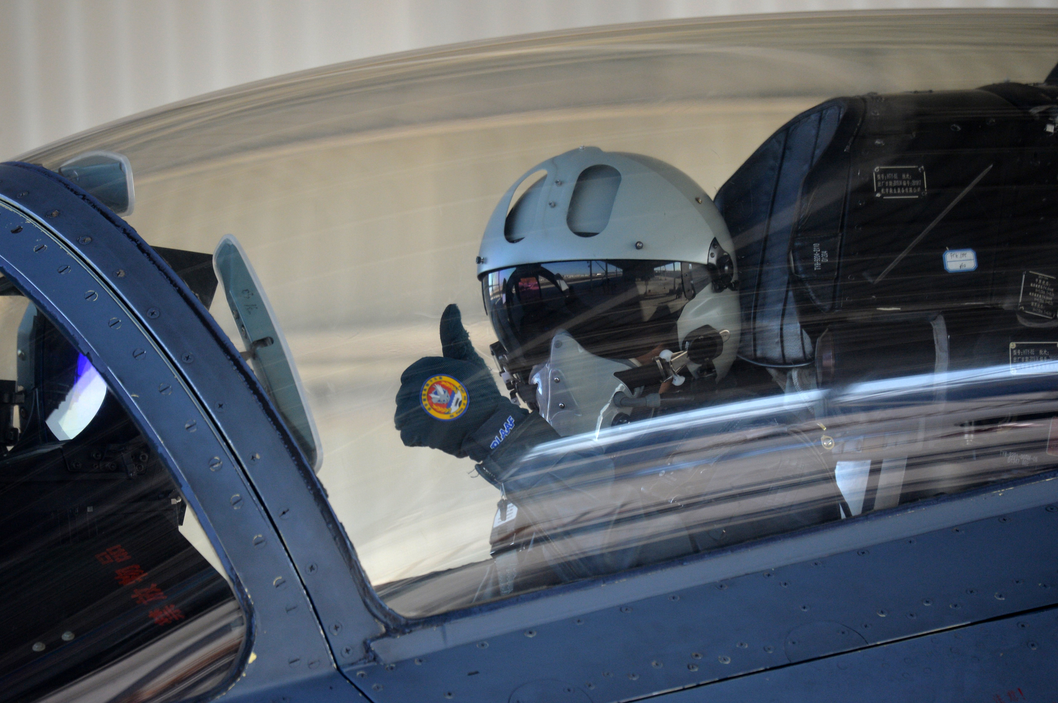 战鹰对阵啸长空空军航空兵某旅空战对抗训练影像