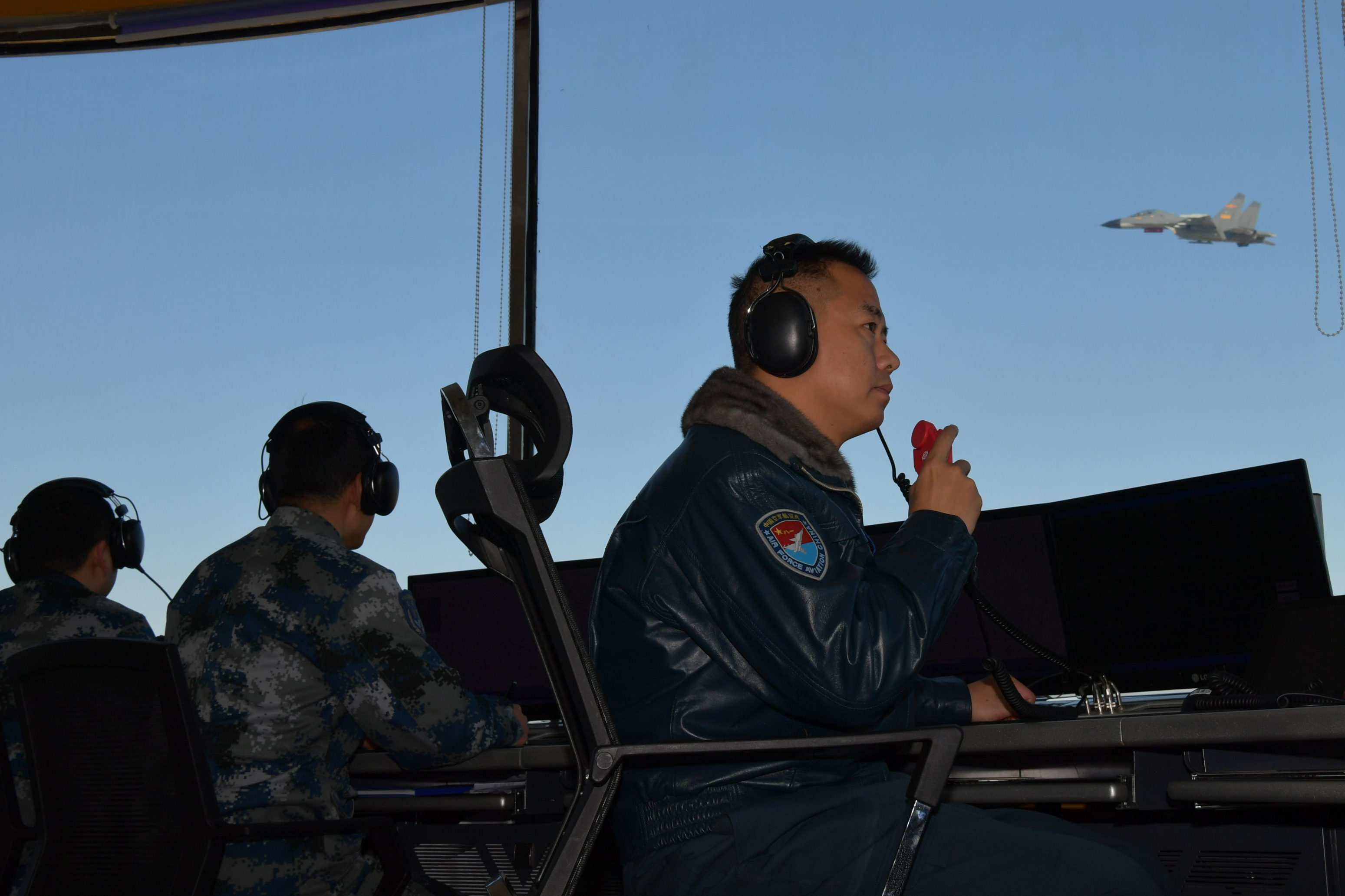 战鹰对阵啸长空空军航空兵某旅空战对抗训练影像
