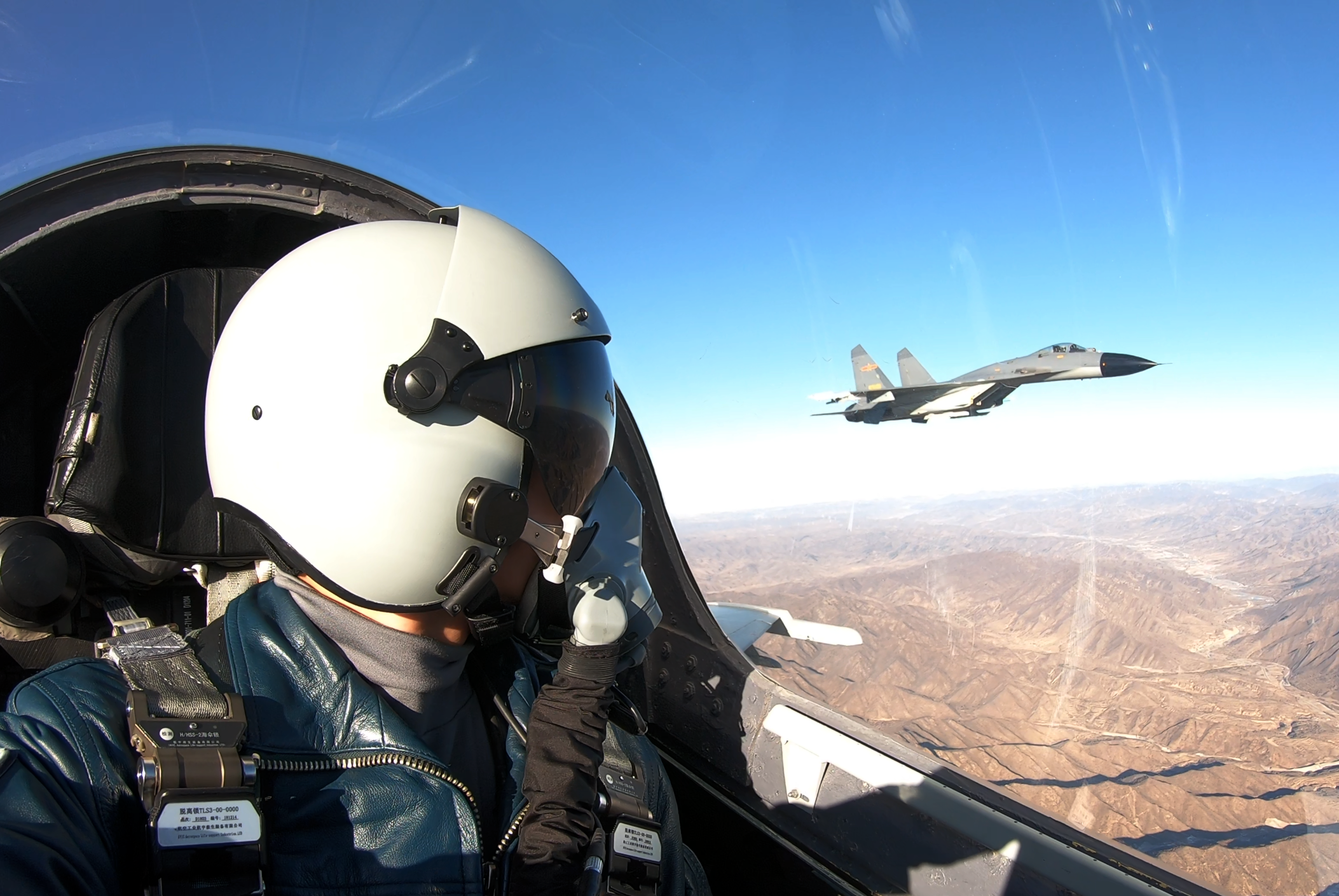 战鹰对阵啸长空空军航空兵某旅空战对抗训练影像