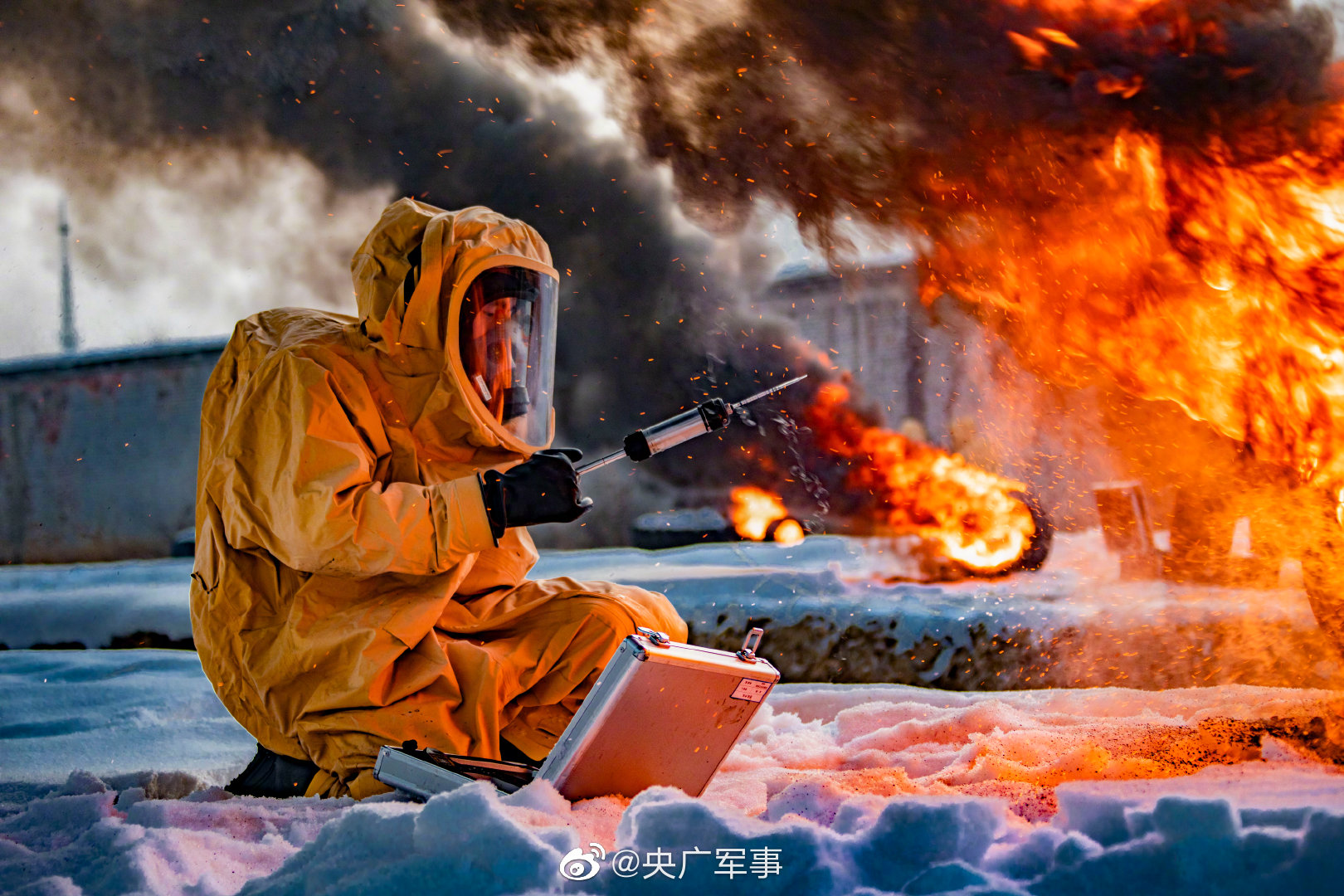 毒圈来袭直击武警防化兵硬核跑毒现场