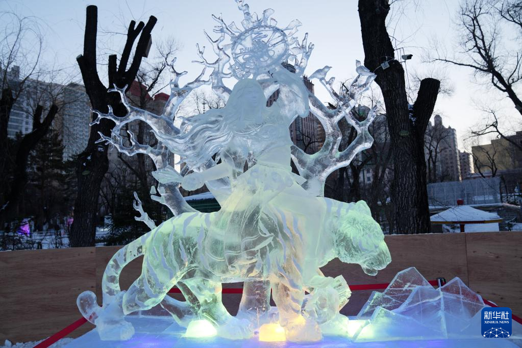 冰雕作品流光溢彩体验超强光影冲击力